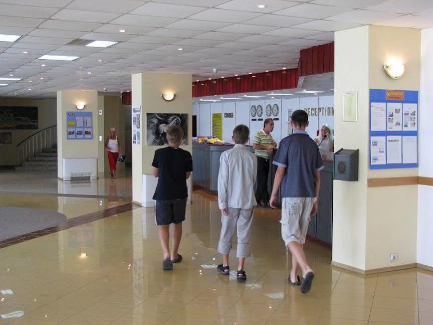 Hotel Ambassador - Free Parking โกลเดน แซนส์ ภายนอก รูปภาพ